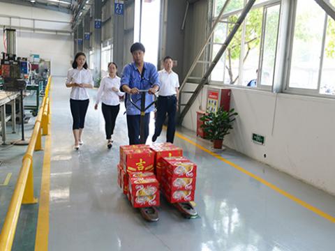 菠菜担保网集团工会发展“夏季送清冷”活动