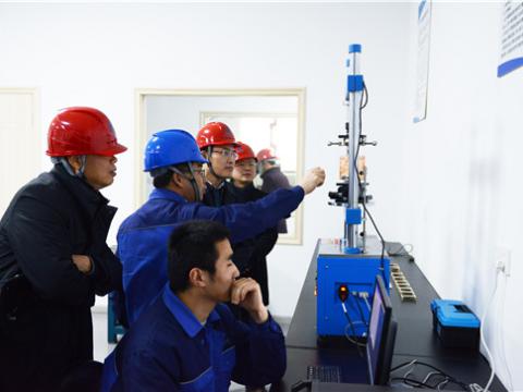 扬中市委常委孙健一行来菠菜担保网参观“柴继涛劳模创新工作室”